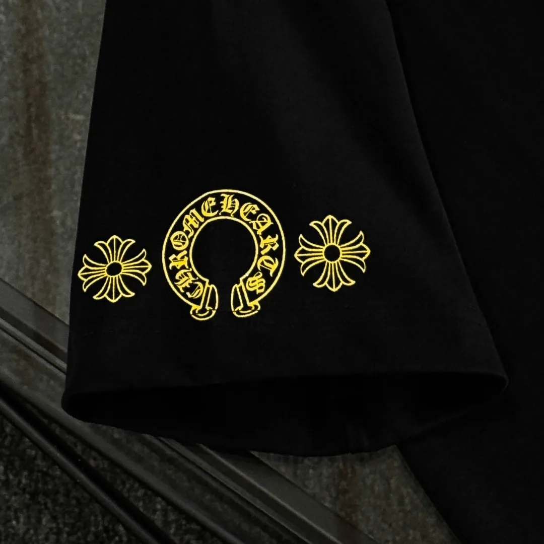 P170 Chrome Hearts 25 high-end versions. The fabric is made of 300 grams of high-density pure cotton. It does not deform or shrink. It has three labels. It is the same style for men and women. Technology: suede foaming + digital printing. Color: white, black. SIZE: S-XL.